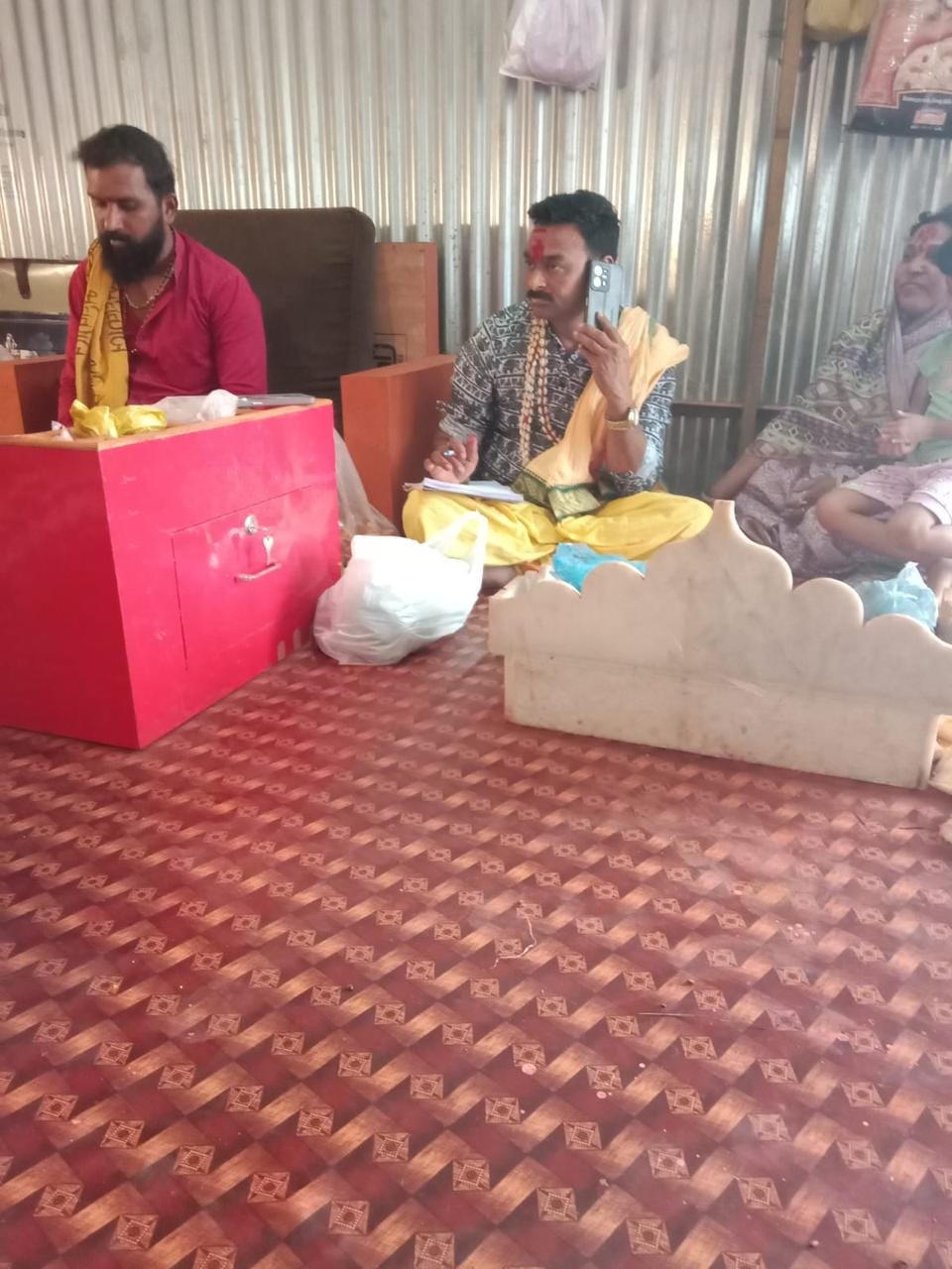 या प्रकरणामुळे आता संपूर्ण महाराष्ट्रात खळबळ उडाली आहे. पीडित विवाहिता ही बावधन पोलीस ठाण्यात पोहोचली असून यातून आणखी नेमकं काय बाहेर येतं, हे पाहणं महत्त्वाचं ठरणार आहे. 