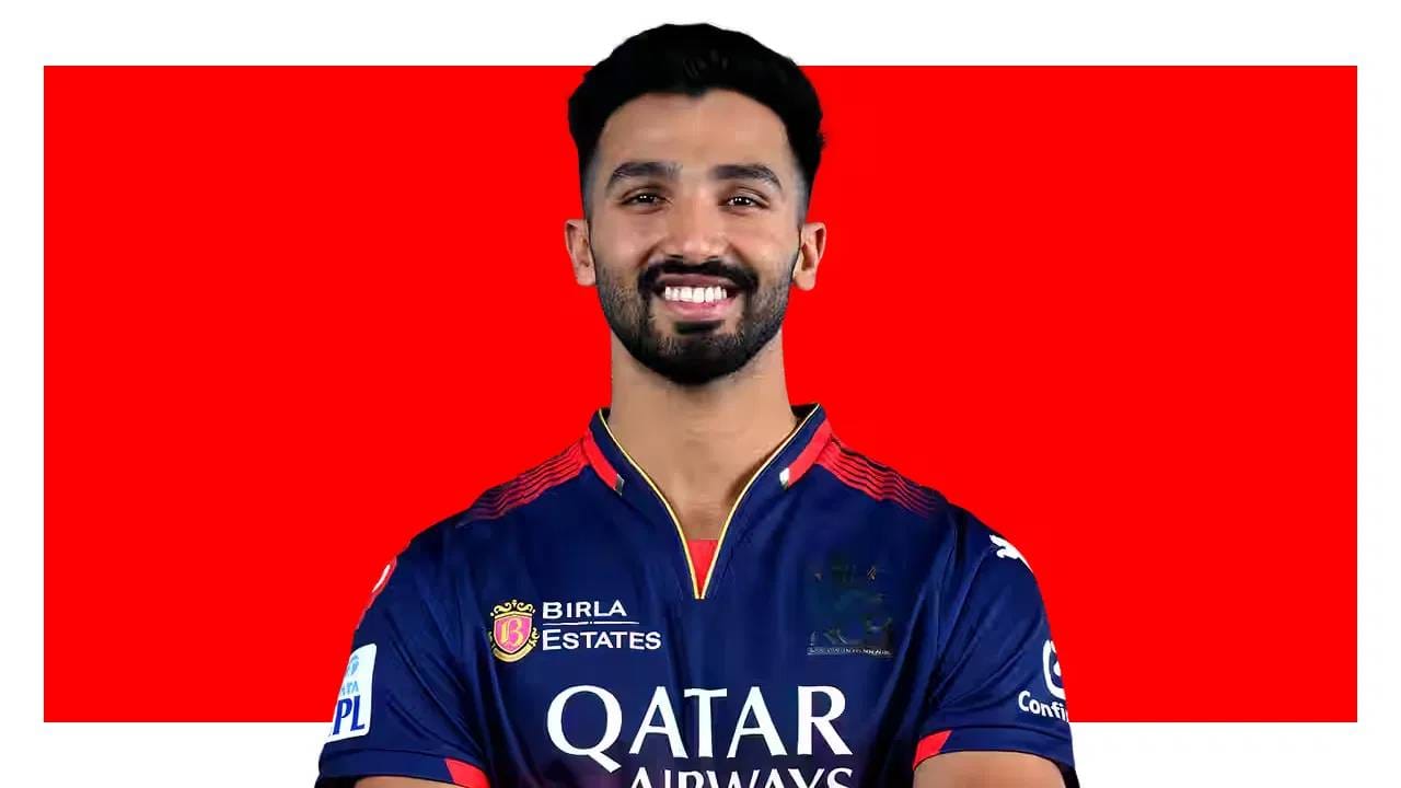 रॉयल चॅलेंजर्स बंगळुरूचा डावखुरा फलंदाज देवदत्त पडिक्कल दुखापतग्रस्त झाला आहे आणि त्यामुळे उर्वरित स्पर्धेसाठी मुकला आहे. त्याच्या जागी संघात मयंक अग्रवालची निवड झाली आहे.