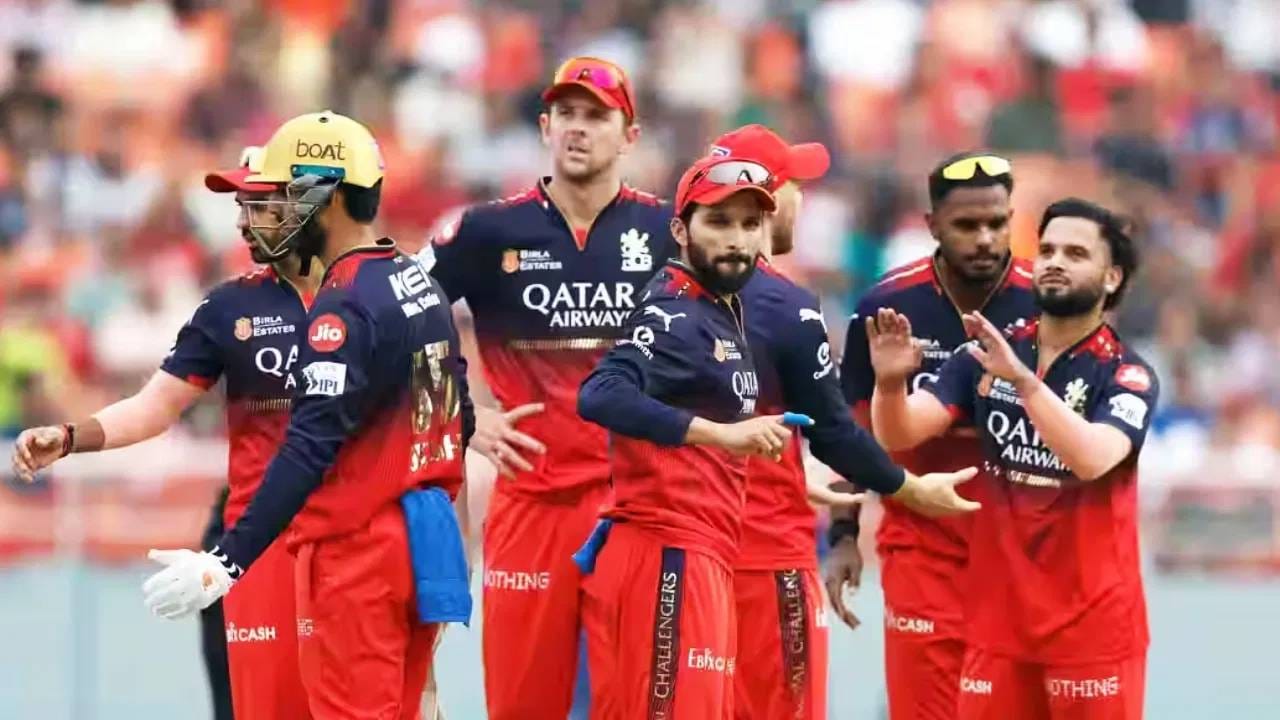 प्लेऑफ फेरीत रॉयल चॅलेंजर्स बंगळुरूचं स्थान जवळपास निश्चित आहे. पण प्लेऑफमध्ये पाच खेळाडू अनुपलब्ध असतील हे जवळजवळ निश्चित आहे. या पाचही खेळाडूंच्या अनुपस्थितीतही आरसीबी यावेळी चमकदार कामगिरी करेल आणि चषक जिंकेल का हे पाहणे औत्सुक्याचं ठरेल. (सर्व फोटो- टीव्ही 9 नेटवर्क)