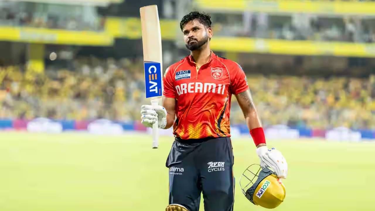 पंजाब किंग्सने प्लेऑफच्या शर्यतीत आघाडी घेतली आहे. चेन्नई सुपर किंग्सला पराभूत करत थेट गुणतालिकेत दुसऱ्या स्थानी झेप घेतली आहे. पंजाब किंग्सचे 13 गुण आणि नेट रनरेट +0.199 इतका आहे. आता उर्वरीत चार पैकी दोन सामन्यात विजय मिळवला की प्लेऑफमधील स्थान पक्कं होणार आहे. असं असताना श्रेयस अय्यरला एका चुकीचा फटका बसला आहे.
