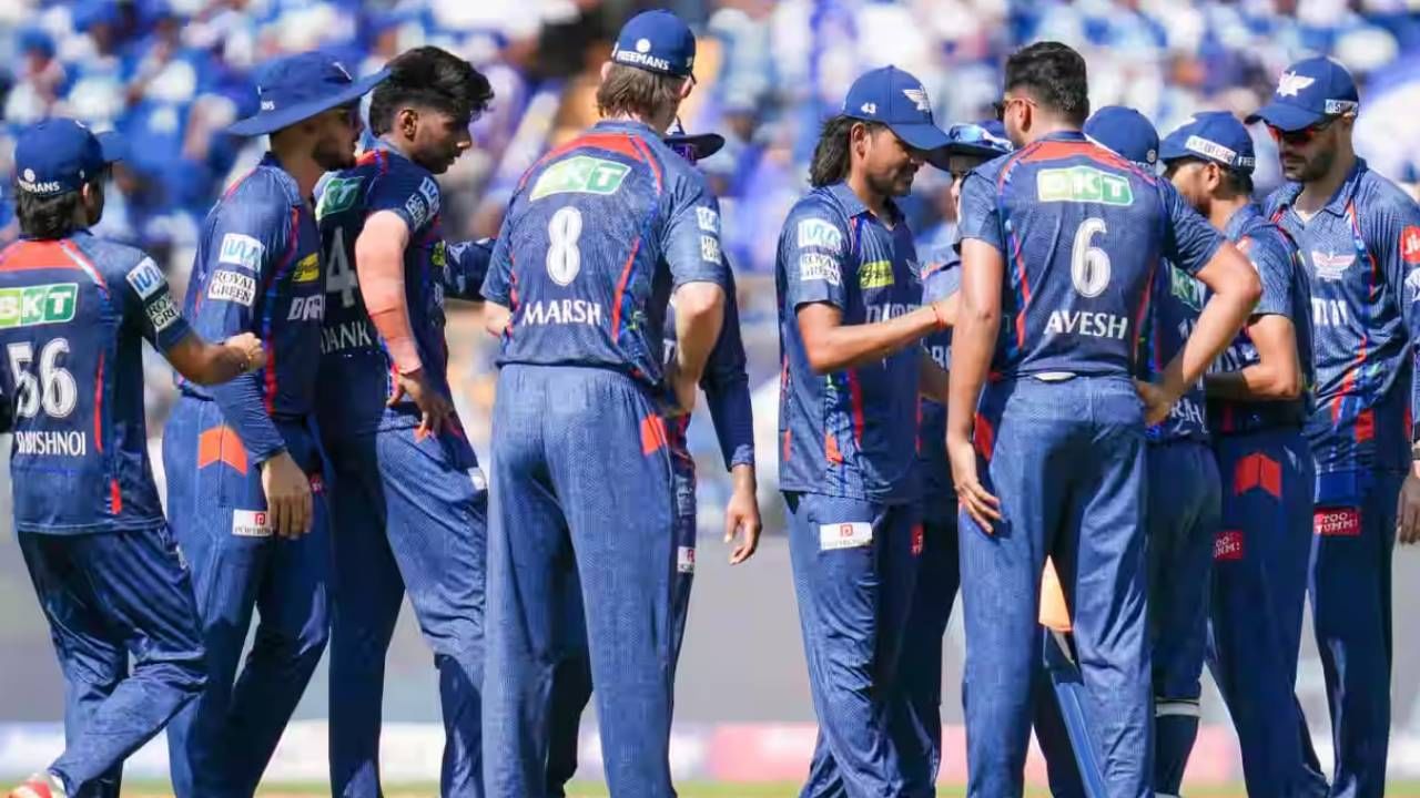 लखनौ सुपर जायंट्स गुणतालिकेत सातव्या स्थानावर आहे. लखनौ सुपरजायंट्सना अजूनही तीन सामने खेळायचे आहेत. फक्त हे तीन सामने जिंकणे पुरेसे नाही. तर मुंबई इंडियन्स दिल्ली कॅपिटल्सविरुद्ध हरेल अशी अपेक्षा करावी लागेल. तसेच पंजाब किंग्सने दिल्ली कॅपिटल्सविरुद्ध जिंकणं आवश्यक आहे. तरच लखनौ सुपरजायंट्स नेट रन रेटच्या आधारे पॉइंट्स टेबलमध्ये चौथ्या स्थानावर पोहोचू शकेल. (PHOTO_ IPL/BCCI)