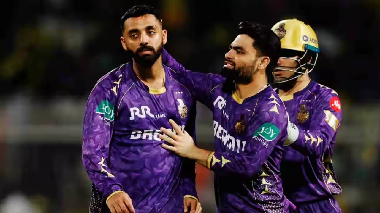 कोलकाता नाईट रायडर्स: अजिंक्य रहाणेच्या नेतृत्वाखालील केकेआरने आतापर्यंत खेळलेल्या 12 पैकी 5 सामन्यांमध्ये विजय मिळवला आहे. जर त्यांनी उर्वरित दोन सामने जिंकले तर15 गुणांसह अव्वल चारमध्ये स्थान मिळवू शकतात. परंतु पॉइंट टेबलमध्ये चौथ्या क्रमांकावर असलेल्या संघाला 15 गुण मिळाले तरच केकेआरला नेट रन रेटच्या आधारे प्लेऑफमध्ये पात्र होण्याची संधी मिळेल. (Photo : IPL/BCCI)
