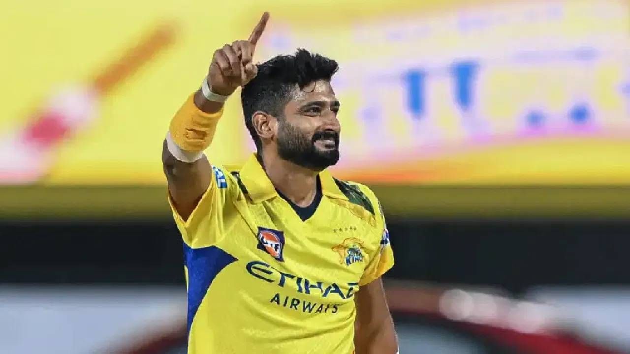 या यादीत चेन्नई सुपर किंग्सचा डावखुरा वेगवान गोलंदाज खलील अहमद दुसऱ्या स्थानावर आहे. चेन्नई सुपर किंग्जकडून 10 सामन्यांमध्ये 35.4 षटके टाकणाऱ्या खलीलने एकूण 106 डॉट बॉल टाकले आहेत. या काळात त्याने 14 विकेट्सही घेतल्या आहेत.