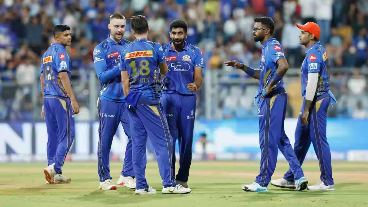 मुंबई इंडियन्स: हार्दिक पंड्याच्या नेतृत्वाखालील मुंबई इंडियन्स संघाने आतापर्यंत 12 सामने खेळले आहेत आणि त्यापैकी सात सामने जिंकले आहेत. जर उर्वरित दोन पैकी 2 सामने जिंकले तर 18 गुणांसह प्लेऑफमध्ये प्रवेश करू शकतात. (Photo : IPL/BCCI)