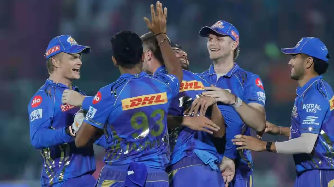 गुणतालिकेत मुंबई इंडियन्स 14 गुणांसह चौथ्या स्थानावर आहे. अजूनही दोन सामने खेळायचे आहेत. मुंबई इंडियन्सने दोन्ही सामने जिंकले तर प्लेऑफमधील स्थान पक्कं होणार आहे. मुंबई इंडियन्सने दिल्ली कॅपिटल्सविरुद्ध विजय मिळवला आणि पंजाब किंग्सविरुद्ध पराभव पत्करला तरीही प्लेऑफमध्ये प्रवेश करू शकतात. कारण लखनौ सुपरजायंट्स मुंबई इंडियन्सला फक्त तेव्हाच मागे टाकू शकते जेव्हा त्यांनी पुढील तीन सामने जिंकेल आणि त्यांचा नेट रन रेट चांगला असेल. त्यामुळे मुंबईने दिल्ली कॅपिटल्सविरुद्ध विजय मिळवला तर ते प्लेऑफसाठी जवळजवळ निश्चितच पात्र ठरतील. (PHOTO_ IPL/BCCI)