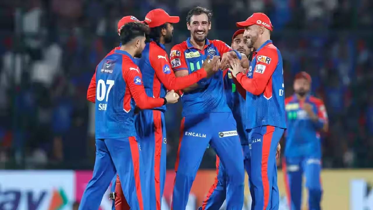 अक्षर पटेलच्या नेतृत्वाखालील दिल्ली कॅपिटल्स संघ देखील प्लेऑफमध्ये स्थान मिळवेल. दिल्ली कॅपिटल्स संघाने यावेळी चांगली कामगिरी केली आहे. साखळी फेरीच्या अखेरीस प्लेऑफमध्येही पोहोचतील. (Photo- IPL/BCCI)