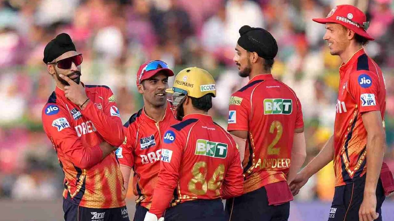पंजाब किंग्स संघाचे अजून दोन सामने शिल्लक आहेत. जर पंजाबने हे सामने जिंकले तर त्यांना एकूण 21 गुण मिळतील. जर नेट रनरे चांगला राहीला तर पंजाब किंग्स आरसीबीला मागे टाकू शकते. तसेच गुणतालिकेत दुसऱ्या स्थानावर पोहोचू शकते. (PHOTO_IPL/BCCI)