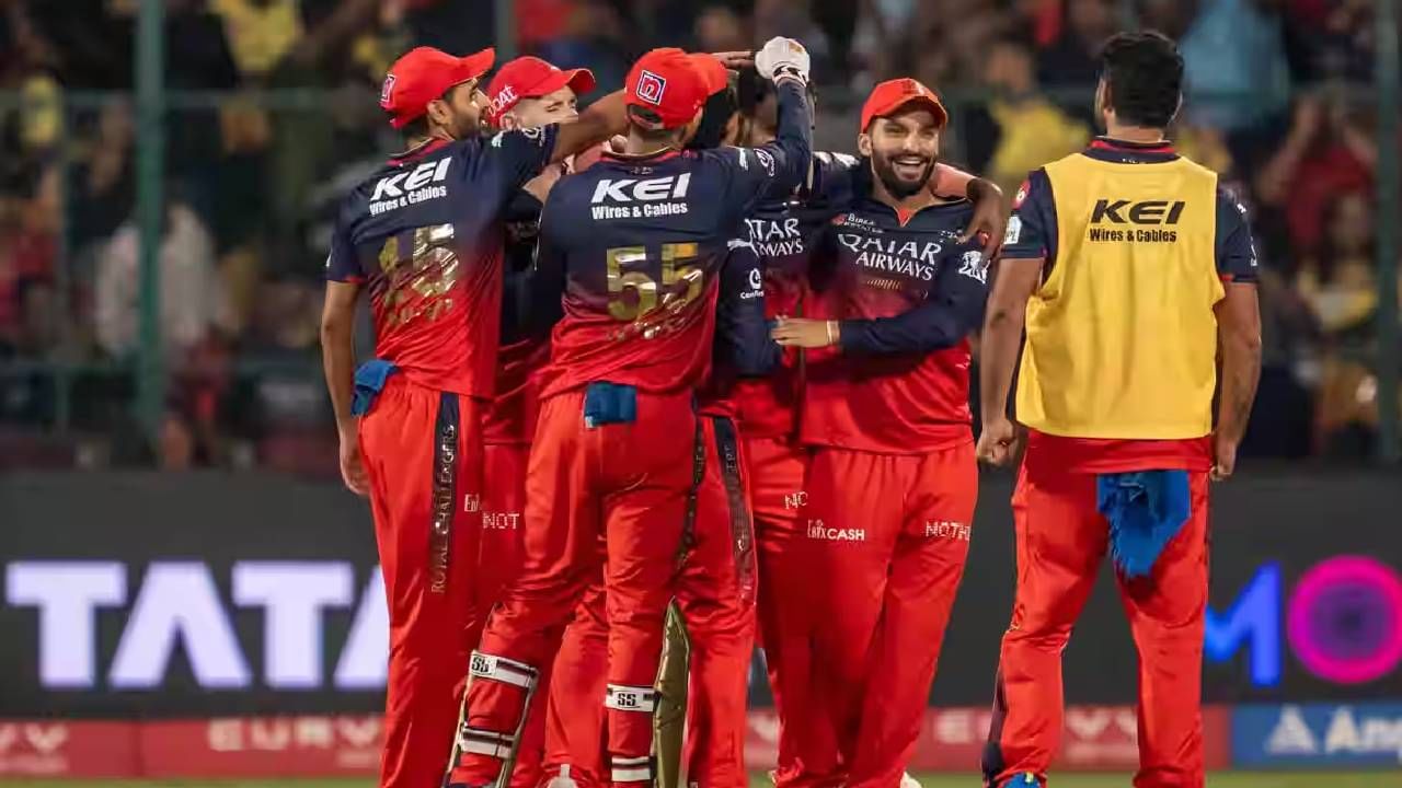 आरसीबीने उर्वरित दोन सामन्यात विजय मिळवला तर 21 गुणांसह गुणतालिकेत पहिलं किंवा दुसरं स्थान मिळवू शकते. म्हणजेच पहिला क्वॉलिफायर सामना खेळण्याची संधी मिळू शकते. हा सामना जिंकला तर थेट अंतिम फेरी आणि हरला तर क्वॉलिफायर दोन सामना खेळण्याची संधी मिळेल. (PHOTO_IPL/BCCI)