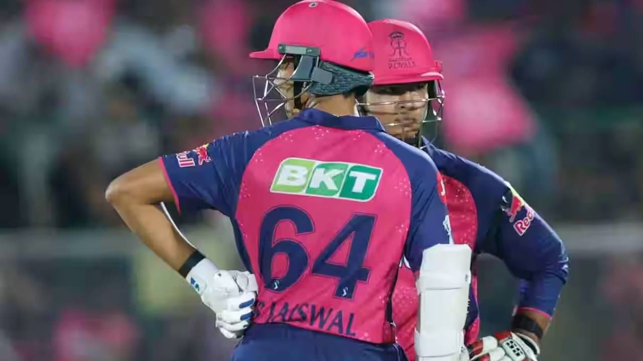 यशस्वी जयस्वालच्या आधी हा विक्रम वीरेंद्र सेहवागच्या नावावर होता. वीरेंद्र सेहवागने 2014 आयपीएल स्पर्धेत डावाच्या पहिल्या चेंडूवर चौकार मारण्याची किमया पाच वेळा केली होती. मात्र यशस्वी जयस्वालने हा विक्रम मोडीत काढला आहे. (Photo: IPL/BCCI)