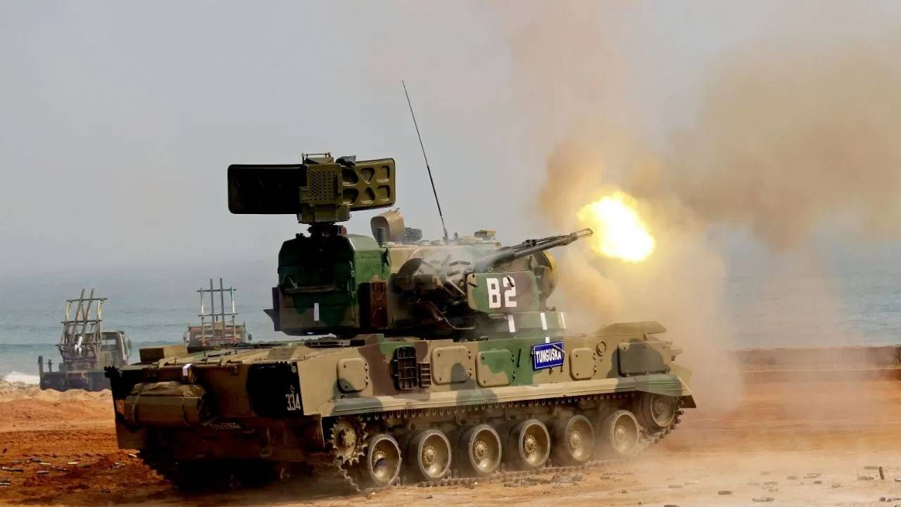 आकाशतीर काय आहे? पाकिस्तानच्या मिसाइल, ड्रोन उद्ध्वस्त करणाऱ्या आयरन डोमची खासियत काय? आकाशतीर काय आहे? पाकिस्तानच्या मिसाइल, ड्रोन उद्ध्वस्त करणाऱ्या आयरन डोमची खासियत काय?