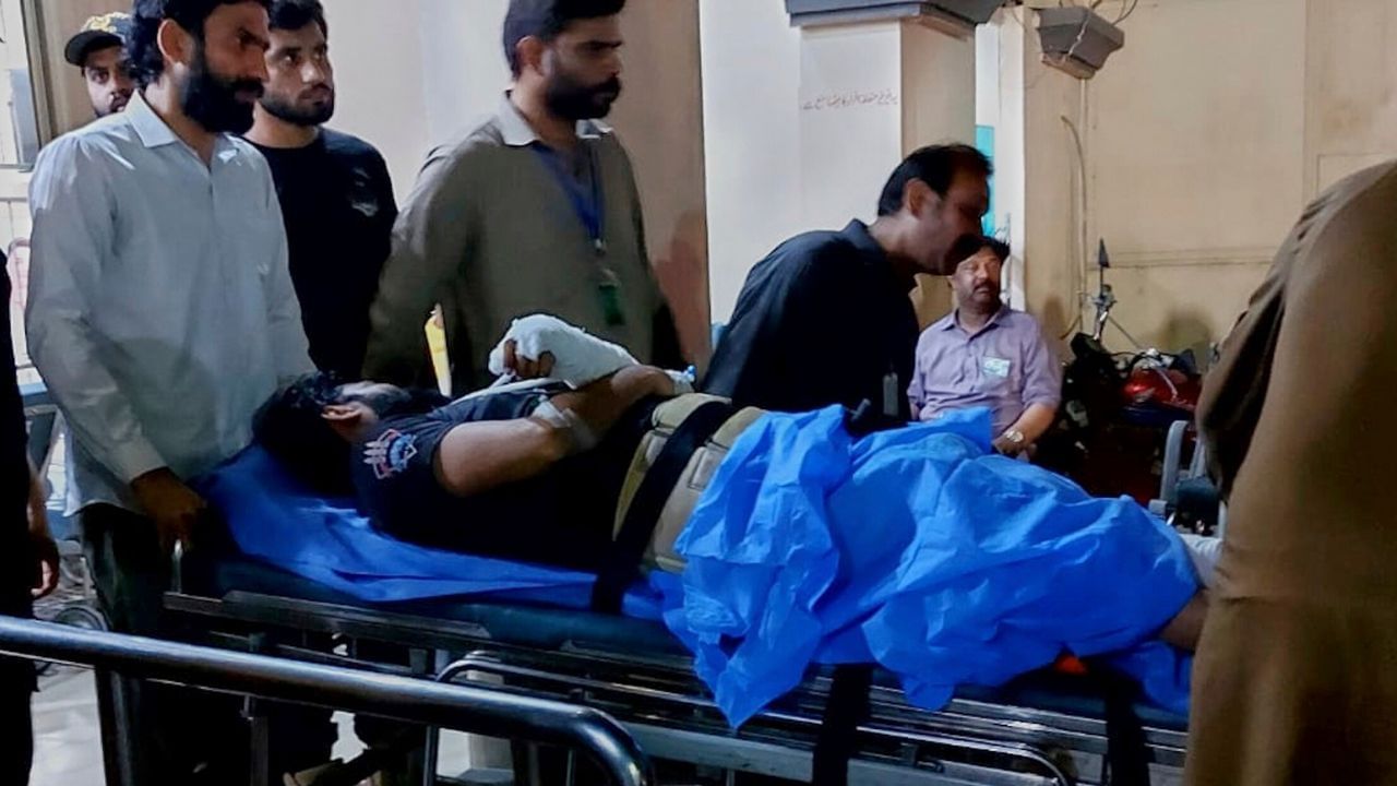 भारतच्या एअरस्ट्राइकमध्ये जैश-ए-मोहम्मदचा दहशतवादी अझहर याच्या परिवारातील 10 सदस्य मारले गेले. तसेच त्याचे चार सहकारी ठार झाले. या एअरस्ट्राईनमध्ये अनेक जण जखमी झाले आहेत. त्यासंदर्भातील फोटो पाकिस्तानमधून समोर आले आहे.