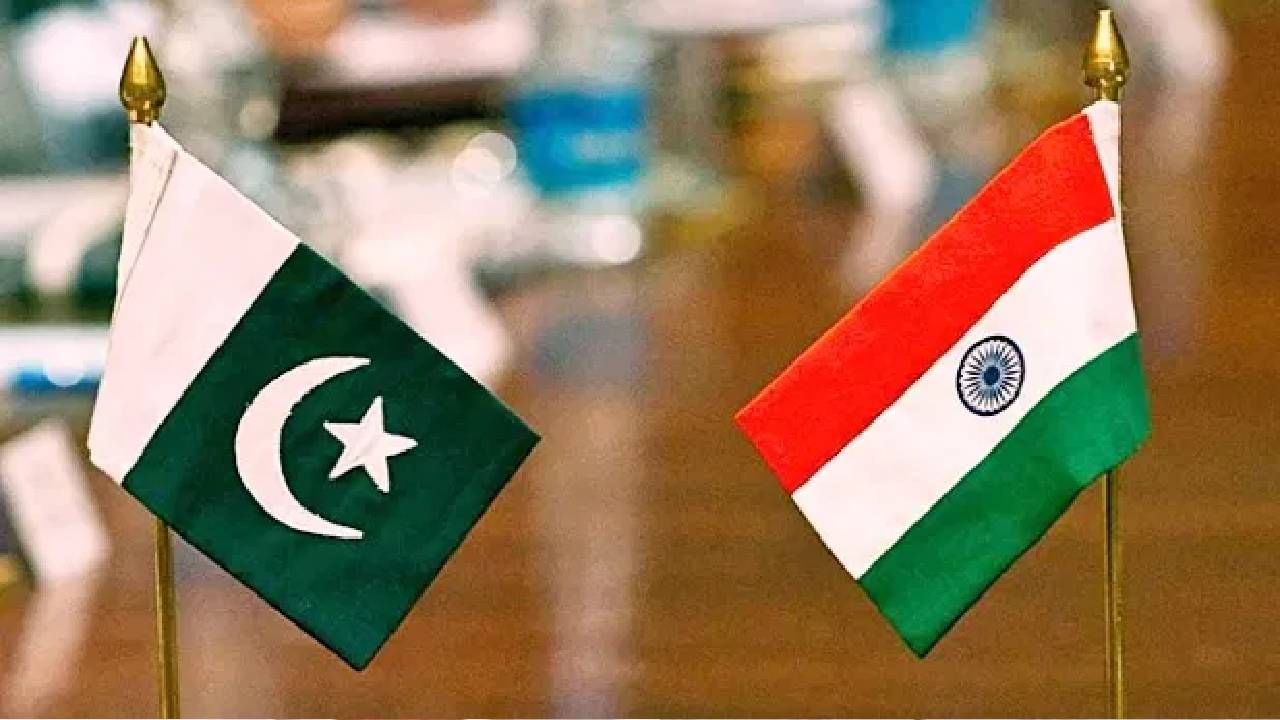 भारत आणि पाकिस्तान यांच्यामध्ये सध्या तणावाचे वातावरण दिसत आहे. भारतात पाकिस्तानी कलाकारांपासून ते सर्वसामान्य नागरीक यांच्यावर देखील बंदी घालण्यात आली आहे. पण तुम्हाला माहिती आहे का बॉलिवूडमधील एक सुपरस्टार पाकिस्तानमधून पळून आला आणि आज तो सुपरस्टार अभिनेता बनला आहे.