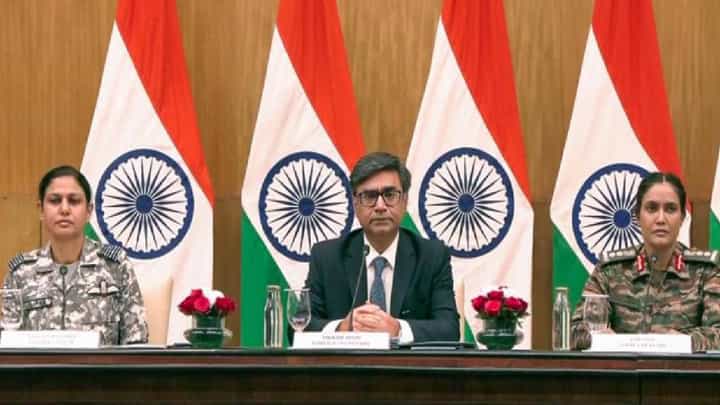 India Pakistan War : पाकड्यांना पाडलं उघडं, भारतीय लष्कराकडून पोलखोल, थेट लावला व्हिडीओ अन् सांगितलं काय खरं काय खोटं India Pakistan War : पाकड्यांना पाडलं उघडं, भारतीय लष्कराकडून पोलखोल, थेट लावला व्हिडीओ अन् सांगितलं काय खरं काय खोटं