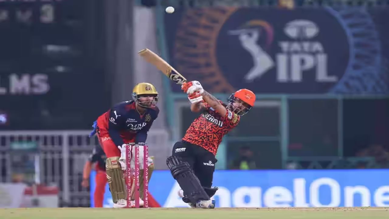 ईशानने 48 बॉलमध्ये 195.83 च्या स्ट्राईक रेटने 94 रन्स केल्या. ईशानने या दरम्यान 5 गगनचुंबी षटकार खेचले. तर 7 चौकार लगावले. (Photo Credit : IPL/Bcci)
