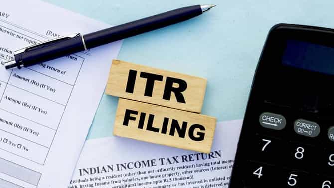 ITR भरण्यासाठी तुमच्याकडे ‘ही’ 8 कागदपत्रं आहेत का? नसेल तर अवघड होईल, जाणून घ्या