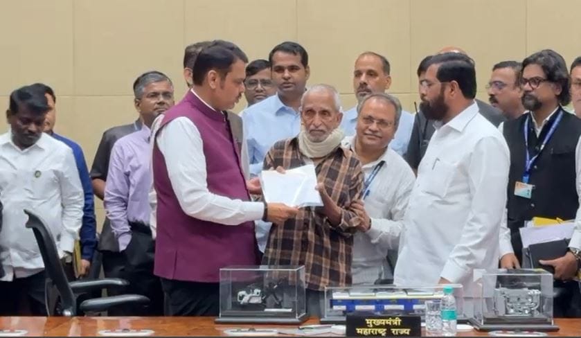 ते मूळचे कोकणातील सिंधुदुर्ग जिल्ह्यातील आचरा गावचे आहेत. सध्या ते त्यांची बहीण प्रभा श्रीराम शितूत यांच्याकडे राहतात.