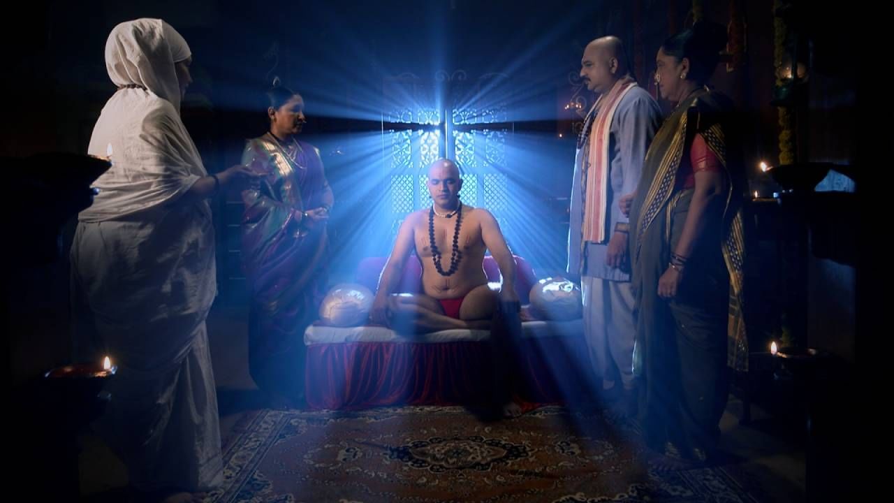 लगेच शंखनाद, झांजा आणि रुद्र जपाचा गूंज सुरू होतो. झांजांच्या नादात, धूपाच्या धुरामध्ये, पंचारतीऐवजी भस्माची आरतीची सुरुवात होते. पुढे काय होणार हे प्रेक्षकांना मालिकेच्या आगामी भागात पहायला मिळेल. 
