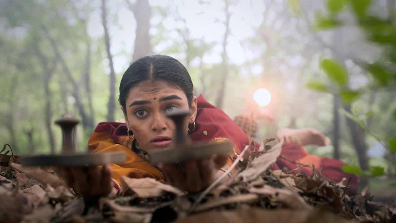 दमछाक झालेली, घामाने चिंब पण न थांबणारी कृष्णा अचानक पडते. तरी तिचा हात पादुकांवर घट्ट असतो. तिच्या पायात चाळ घुंगरु बांधलेले आहेत. ती स्वामींकडे मला वाचवा असा आर्त धावा करते आहे. नक्की याचा अर्थ काय असणार आहे हा प्रश्न प्रेक्षकांना पडणं साहजिकच आहे. 
