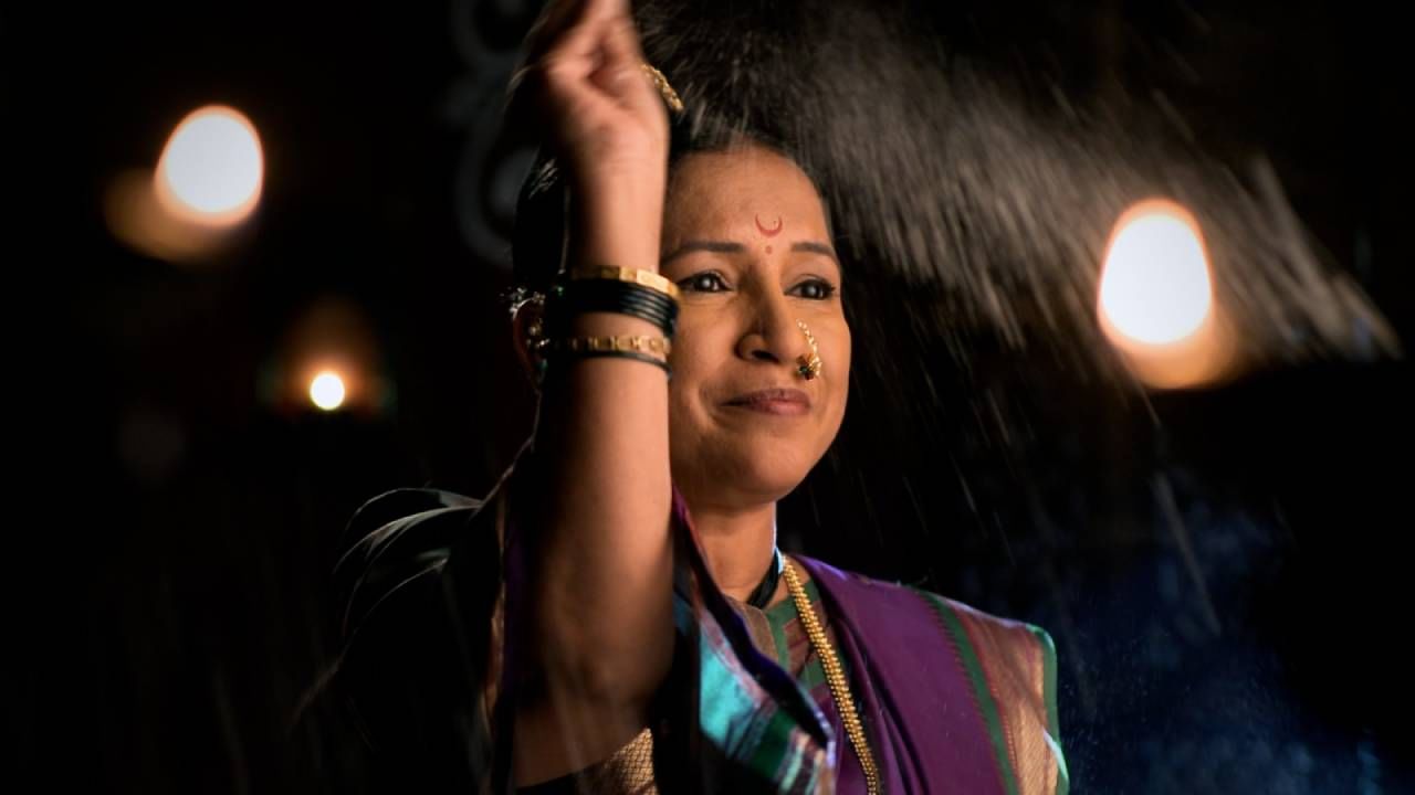 भस्म उडवतानाचे क्षण दिव्य आणि मंत्रमुग्ध करणारे वाटतात. बाळप्पा स्वामींच्या चरणी धोत्र्याचं फूल अर्पण करतात, जे मालिकेच्या आध्यात्मिक गाभ्याशी सुसंगत आहे. 
