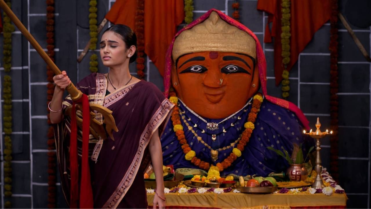 अशा स्थितीत कृष्णा थेट देवीच्या मूर्तीपाशी धाव घेते, तिथून त्रिशूळ उचलते आणि तो स्वतःच्या पोटात खुपसते आणि त्याचक्षणी स्वामी लीला घडते आणि स्वामी समर्थांचा आवाज घुमतो.