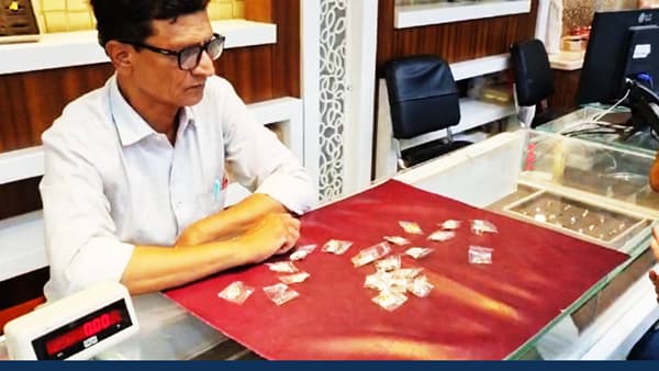 चांदीच्या किंमतींनी पु्न्हा लाखाचा टप्पा ओलांडला आहे. या नवीन घडामोडीमुळे चांदीचे दर जीएसटीसह १ लाख ०८ हजार १५० रुपयांवर पोहोचले आहेत.