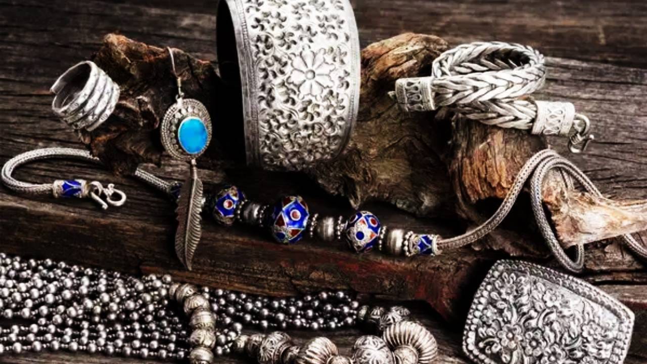 जळगावच्या सराफ बाजारात चांदी दोन हजार रुपयांनी घसरली. त्यामुळे ग्राहकांना दिलासा मिळाला. चांदीचे दर आता ९७ हजार ५०० रुपये प्रति किलोवर आले आहेत