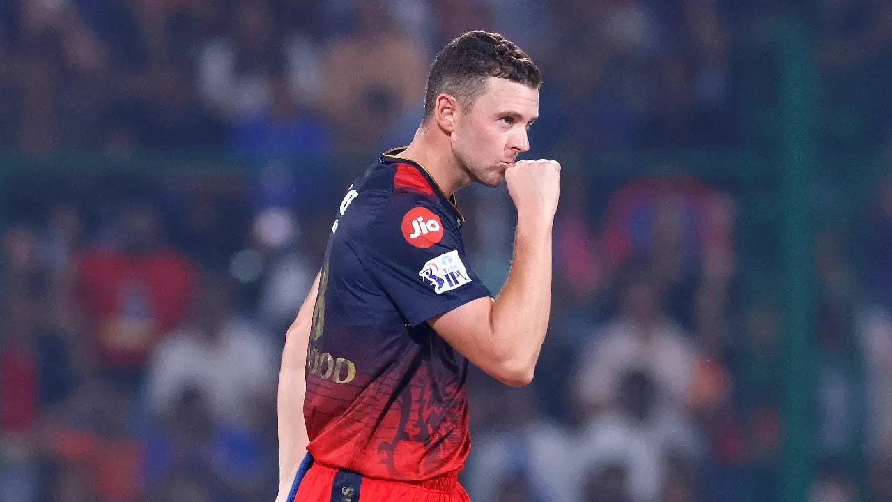 आरसीबीकडून सर्वाधिक विकेट्स घेण्याचा मान वेगवान गोलंदाज जोश हेझलवूडला मिळाला आहे. 10 सामन्यांमध्ये 36.5  षटके टाकणाऱ्या हेझलवूडने 8.44  च्या सरासरीने 311 धावा देत 18 विकेट्स घेतल्या आहेत. जोश हेझलवूड वगळता आरसीबीच्या इतर कोणत्याही वेगवान गोलंदाजाने 10 विकेटही घेतलेल्या नाहीत.