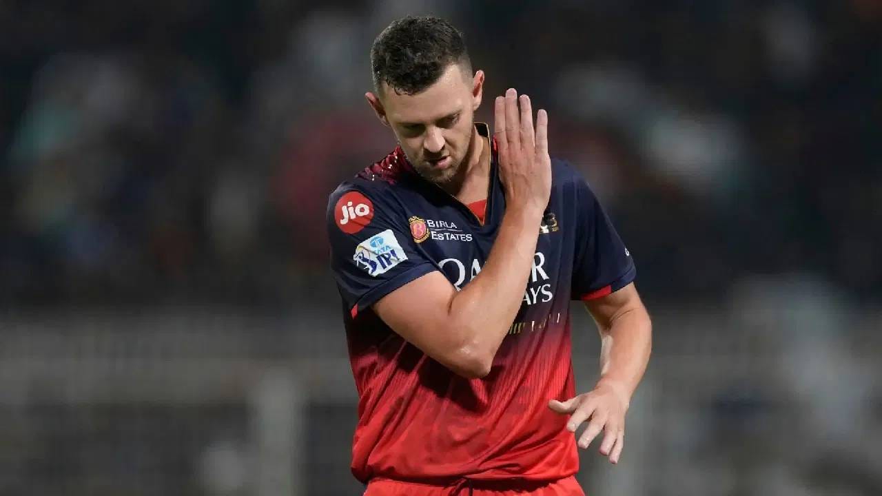  रॉयल चॅलेंजर्स बंगळुरूचा वेगवान गोलंदाज जोश हेझलवूड इंडियन प्रीमियर लीगच्या उर्वरित सामन्यांसाठी अनुपलब्ध असण्याची शक्यता आहे. खांद्याच्या दुखपतीमुळे त्रस्त असलेले हेझलवूड चेन्नई सुपर किंग्जविरुद्धच्या सामन्यात खेळला नव्हता. आता उर्वरित सामन्यांमध्ये दिसेल की नाही याबद्दल शंका आहे.