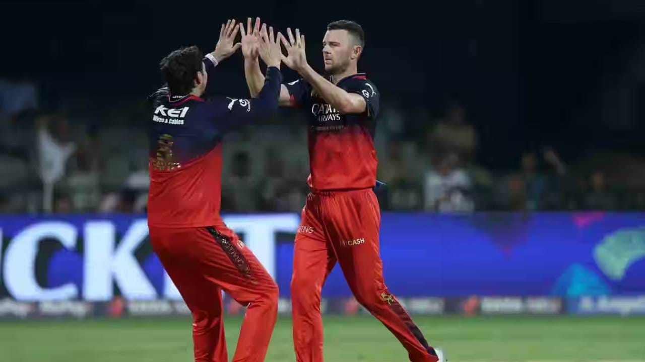 जोश हेझलवूड हा यावर्षीच्या आयपीएलमध्ये आरसीबीकडून सर्वाधिक विकेट घेणारा गोलंदाज आहे. हेझलवूडने गेल्या 10 सामन्यांमध्ये 36.5 षटके टाकली आहेत आणि एकूण 18 विकेट्स घेतल्या आहेत. त्याने एकूण 103 डॉट बॉल टाकूनही चमक दाखवली. (सर्व फोटो- बीसीसीआय/आयपीएल)