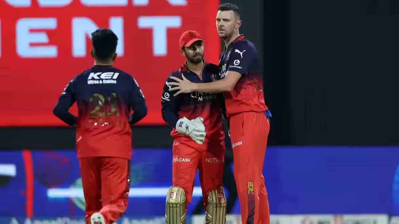 जोश हेझलवूडच्या गैरहजेरीत आरसीबीची गोलंदाजी कमकुवत होती. विशेषतः गेल्या दोन सामन्यांमध्ये, आरसीबीच्या वेगवान गोलंदाजांनी अपेक्षेनुसार कामगिरी केलेली नाही. हेझलवूड आता प्लेऑफमध्ये खेळणार असल्याने आरसीबीच्या गोटात आनंदाचं वातावरण आहे. 