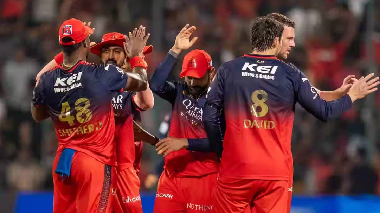 इंडियन प्रीमियर लीग 2025 स्पर्धेत रॉयल चॅलेंजर्स बंगळुरूची चांगली कामगिरी सुरूच आहे. मंगळवारी लखनौ सुपरजायंट्सविरुद्धच्या विजयानंतर आरसीबीने पहिल्या क्वालिफायर सामन्यासाठी पात्रता मिळवली. आता 29 मे रोजी पंजाब किंग्सविरुद्ध सामना होणार आहे.