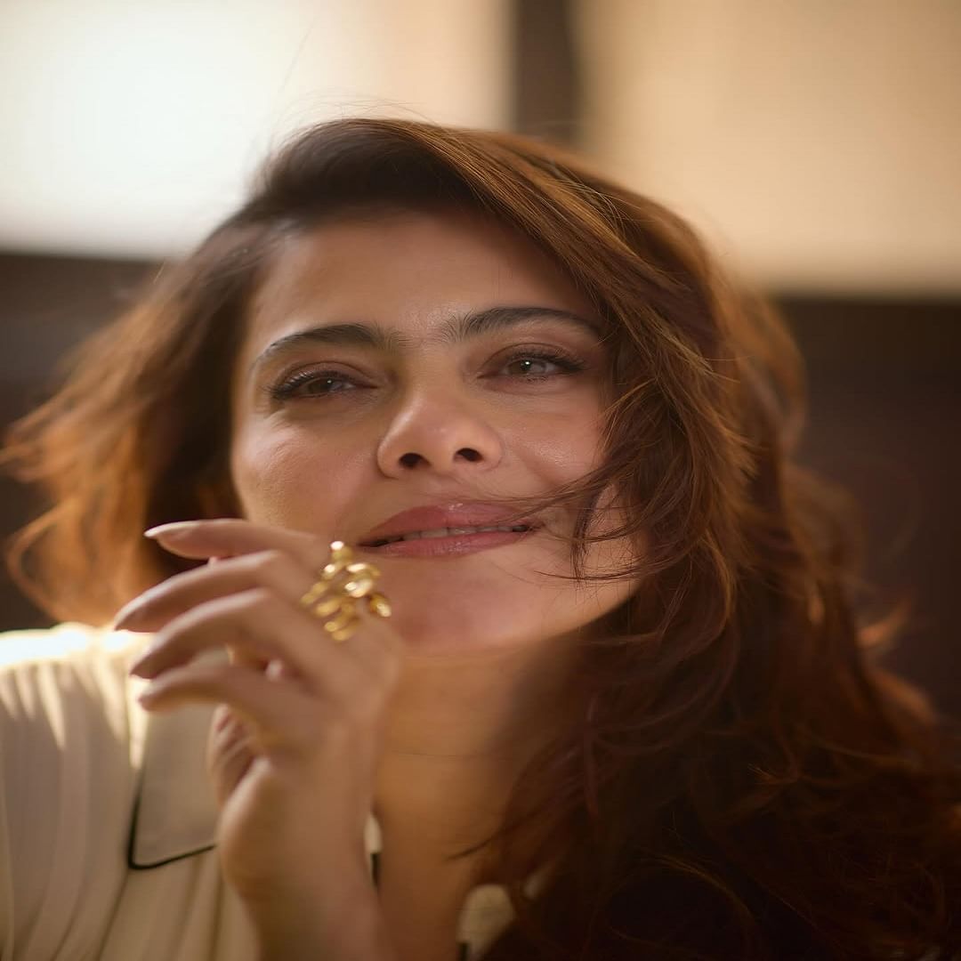 अभिनेत्री काजोल आता कोणत्या सिनेमा किंवा शोमुळे नाही तर, इन्स्टाग्राम पोस्टमुळे चर्चेत आली आहे. सध्या काजोलची सोशल मीडियावर पोस्ट तुफान व्हायरल होत आहे.