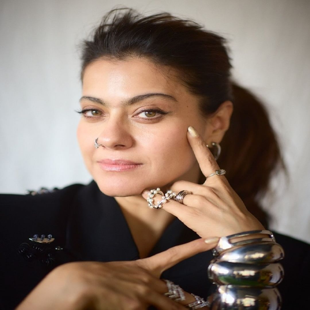 'असं कोणीतरी नक्कीच असेल, जो तुमचं महत्त्व कधीच जाणू शकणार नाही... असं कधीच होऊ देवू नका..' असं कॅप्शन काजोल हिने फोटो पोस्ट करत लिहिलं आहे.