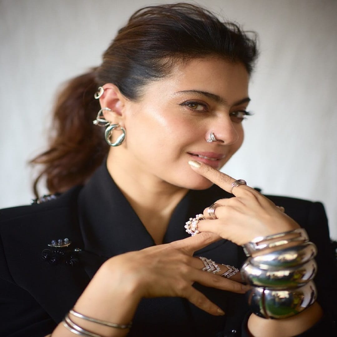 काजोल हिने स्वतःचे काही फोटो सोशल मीडियावर पोस्ट केले आहे. फोटो पोस्ट करत काजोलने पोस्टसाठी लक्षवेधी कॅप्शन दिलं आहे.