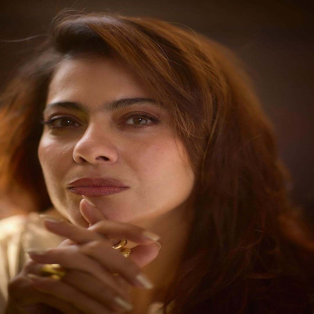 काजोल बॉलिवूडमध्ये सक्रिय नसली तरी सोशल मीडियावर कायम सक्रिय असते. अभिनेत्री चाहत्यांना फॅशन कॅशन गोल्स देत असते.