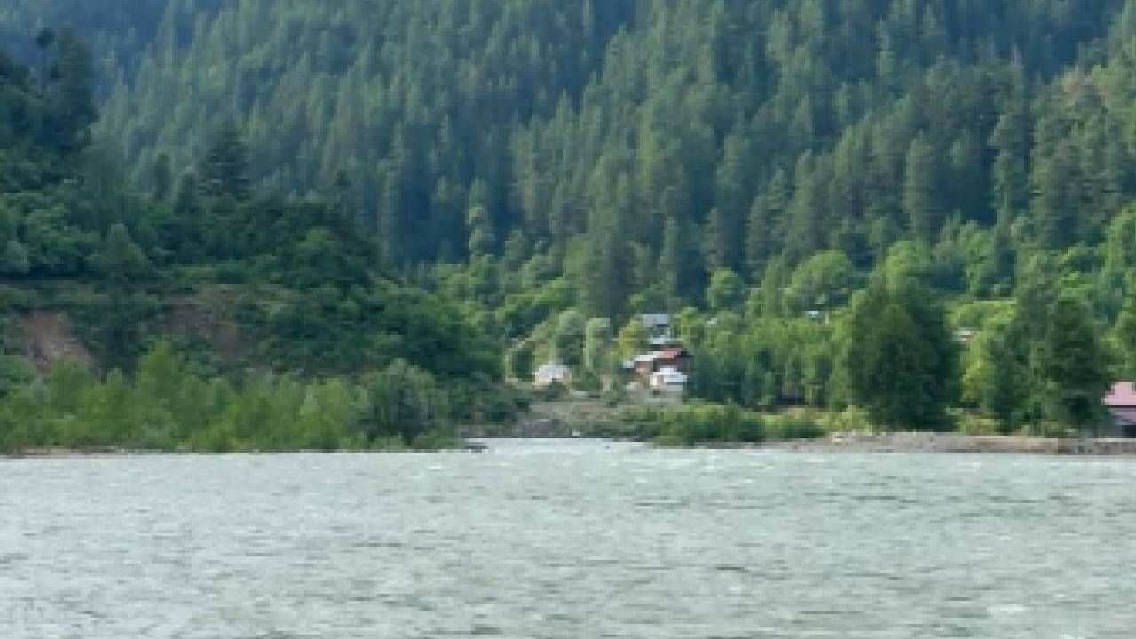 श्रीनगर विमानतळापासून हे गाव जवळपास 110 किमी दूर आहे. श्रीनगरवून कुपवाडापर्यंत लोकल टॅक्सीनेही जाता येते. त्यानंतर कुपवाडापासून डोंगरी रस्त्याने गाडीमधून जावे लागते.