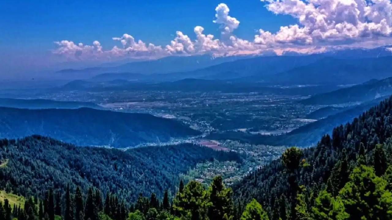 खास बाब म्हणजे या गावाच्या एका बाजूला भारत आहे तर दुसऱ्या बाजूला पाकिस्तान आहे.  या गावातून एक नदी वाहते. नदीच्या एका बाजूला भारत आहे तर दुसऱ्या बाजूला पाकिस्तान आहे. काही वर्षांपूर्वी येथे दोन्ही देशांचे लोक एकमेकांशी बोलत होते. आता मात्र सुरक्षेच्या कारणामुळे यावर मर्यादा आल्या आहेत.