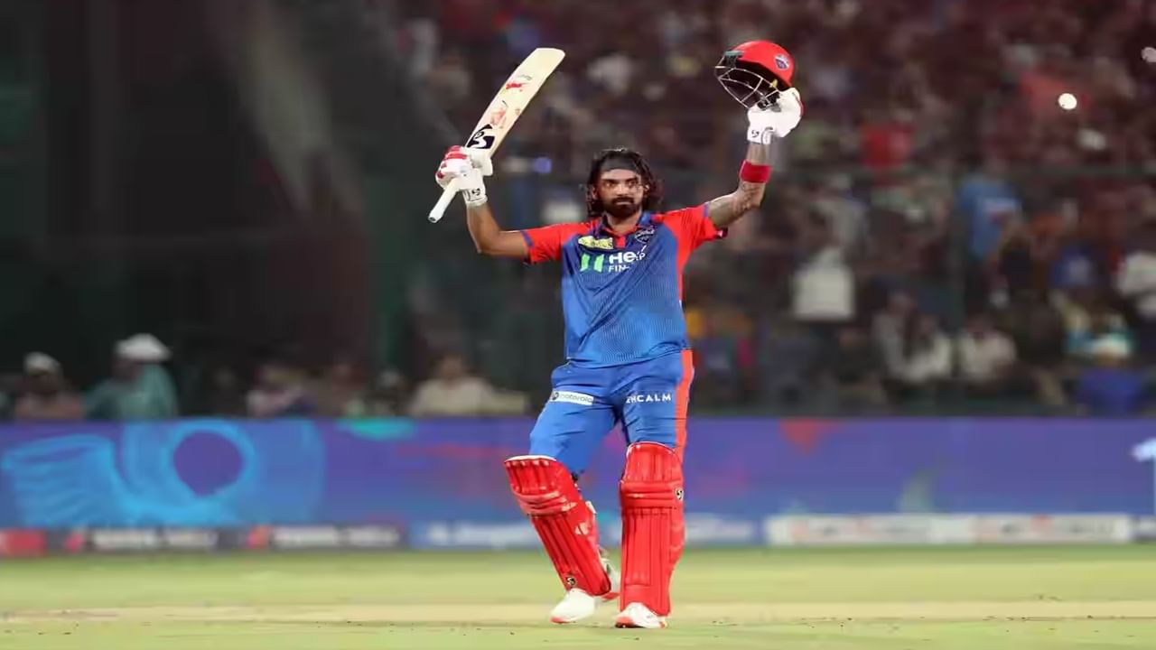तसेच केएल आयपीएल स्पर्धेच्या इतिहासात 3 वेगवेगळ्या संघांकडून शतक करणारा पहिला फलंदाज ठरला. केएलने दिल्लीआधी लखनौ सुपर जायंट्स आणि पंजाब किंग्ससाठी शतक झळकावलं होतं. (Photo Credit : Ipl/Bcci)