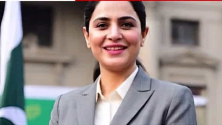 Kashish Chaudhary : पाकिस्तानात पहिल्यांदाच हिंदू महिला बनली सहाय्यक आयुक्त, कोण आहे कशिश चौधरी? Kashish Chaudhary : पाकिस्तानात पहिल्यांदाच हिंदू महिला बनली सहाय्यक आयुक्त, कोण आहे कशिश चौधरी?