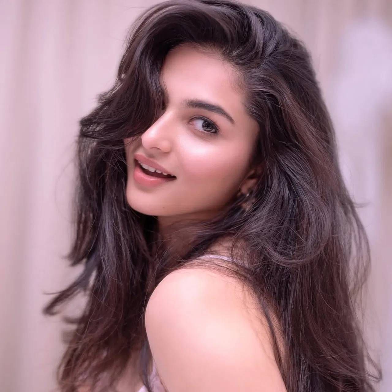 कधी कोणाचे आयुष्य पलटेल हे सांगता येत नाही. फिल्म इंडस्ट्रीमध्ये काम करणारे कलाकार देखील असेच असतात. त्यांचा एखादा सिनेमा त्यांना यशाच्या शिखरावर घेऊन जातो. सध्या एक अभिनेत्री चांगलीच चर्चेत आहे.