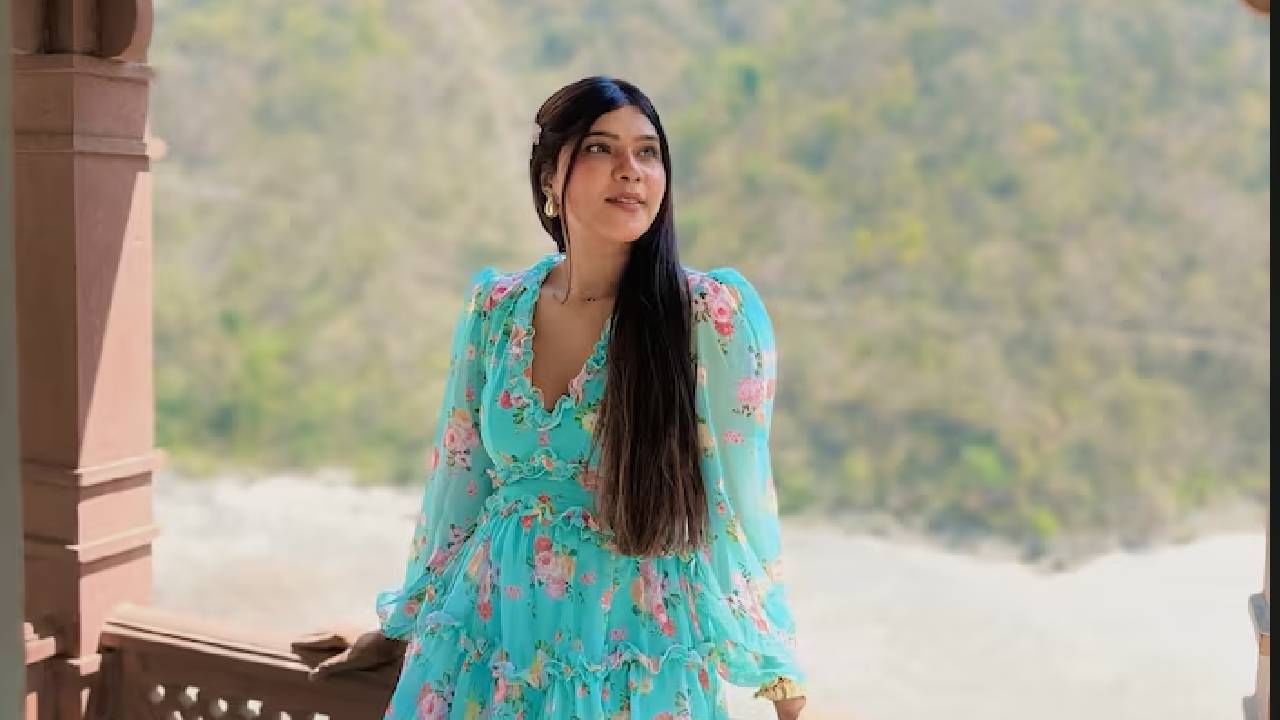 मुंबईहून परत गुजरातला गेली आणि पुन्हा काम सुरू केलं. तिने पुन्हा मॉडेलिंग केली, कधी छोटे-मोठे आयटम नंबर केले जेणेकरून घर चालेल.