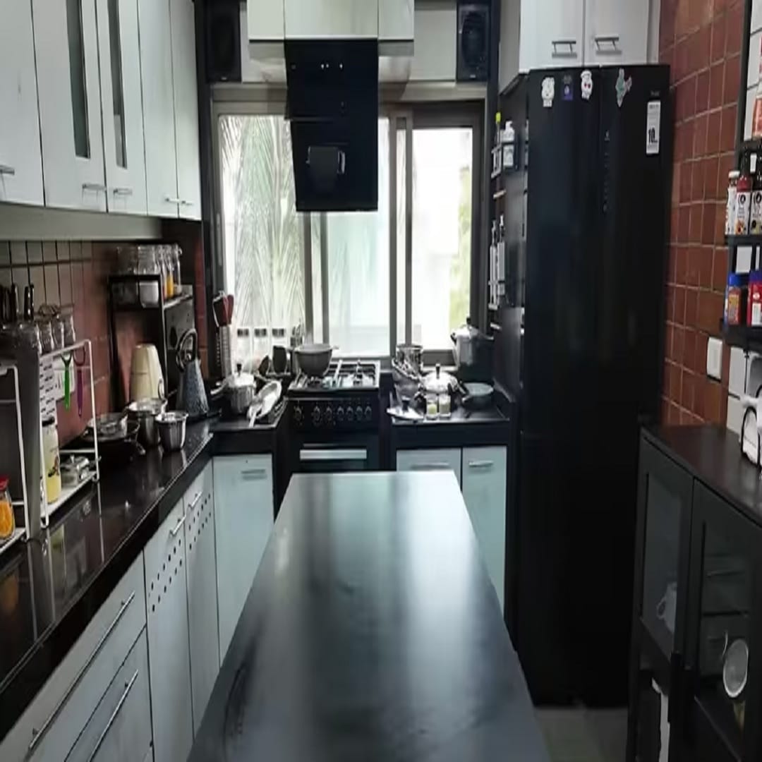 स्वयंपाकघर: हे सोनाली बेंद्रेच्या घराचे स्वयंपाकघर आहे. तथापि, अभिनेत्री क्वचितच स्वयंपाक करते. तिचा स्वयंपाकी लक्ष्मण स्वयंपाकघराची नक्कीच काळजी घेतो. ही अभिनेत्री महाराष्ट्रीयन आहे पण तिच्या घरी बहुतेक करून पंजाबी जेवण बनवलं जातं.