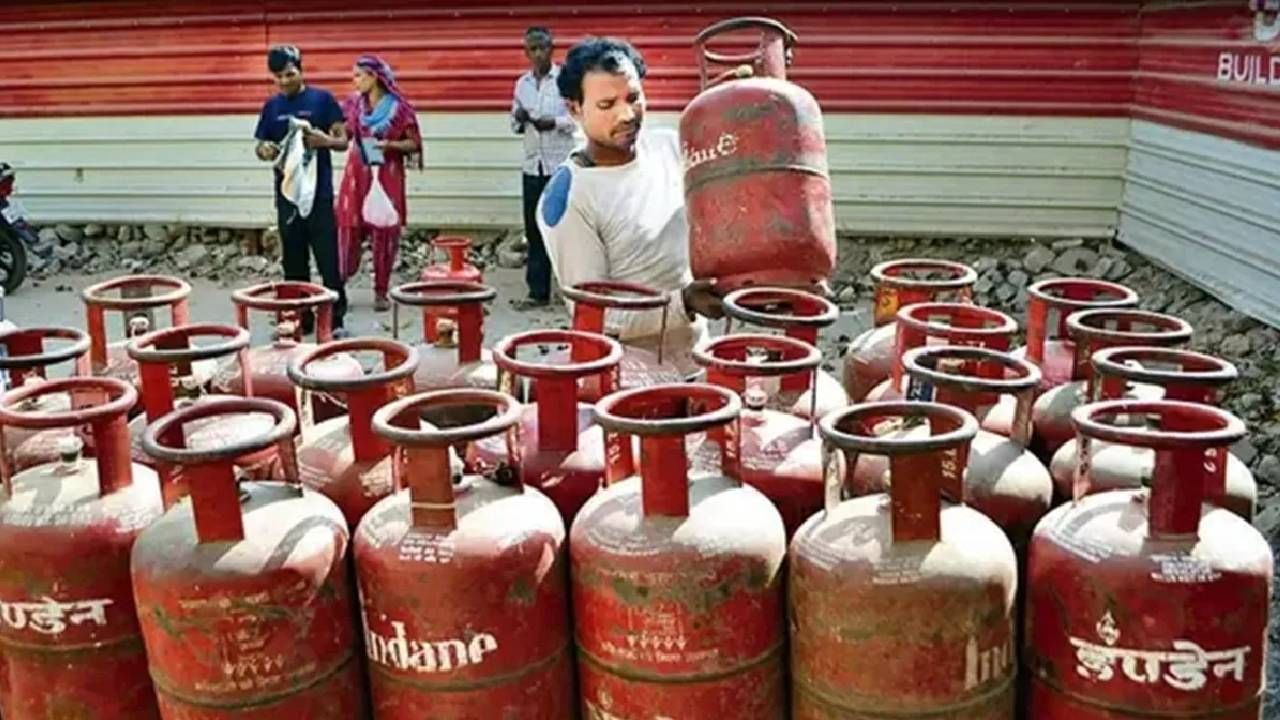 LPG Price Down : गुडन्यूज! मे महिन्याच्या सुरुवातीलाच गॅस सिलेंडर स्वस्त, नवीन भाव तरी काय?