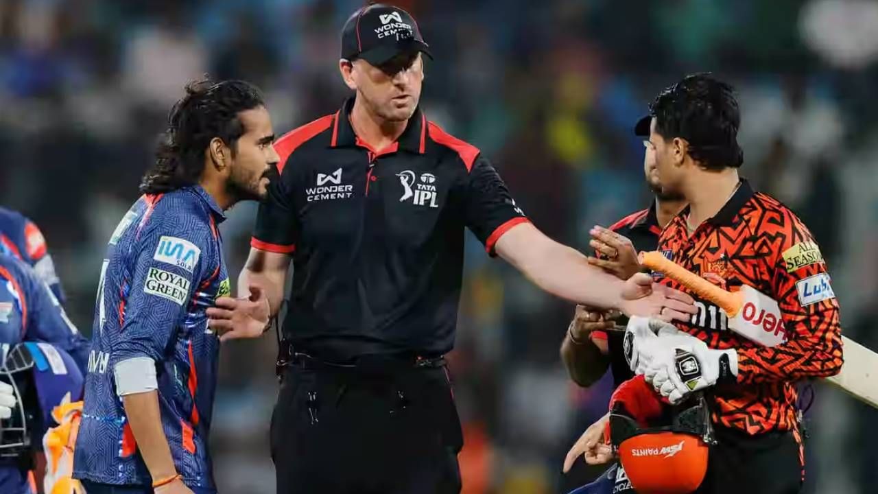 सनरायझर्स हैदराबाद विरुद्धच्या सामन्यात अभिषेक शर्माला बाद करून दिग्वेश राठीने असंच गैरवर्तन केलं. त्यामुळे अभिषेक शर्मा त्याच्यात तू तू मै मै पाहायला मिळाली. त्यामुळे त्याच्यावर एका सामन्याच्या बंदीसह त्याच्या सामन्याच्या मानधनाच्या 50 टक्के दंड ठोठावण्यात आला. (फोटो- बीसीसीआय/आयपीएल)