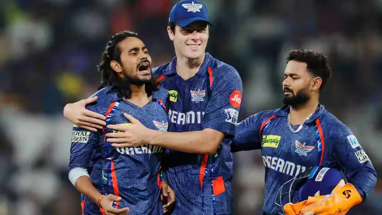 पंजाब किंग्स विरुद्धच्या सामन्यात दिग्वेश राठीने प्रियांश आर्यला बाद केल्यानंतर नोटबुक सेलिब्रेशनसह फलंदाजाला टोमणे मारले होते. तसेच मुंबई इंडियन्सविरुद्धच्या सामन्यात नमन धीरला आऊटच केल्यानंतर नोटबुक सेलिब्रेशन केले. यावेळी दिग्वेशची कृती पाहून त्याला त्याच्या मॅच फीच्या 75% दंड ठोठावण्यात आला. (फोटो- बीसीसीआय/आयपीएल)