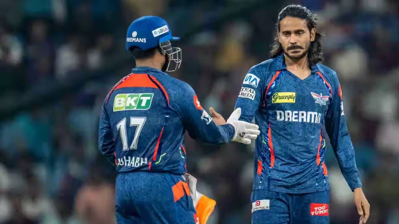 दिग्वेश राठीवरील एका सामन्याची बंदीची शिक्षा आता पूर्ण झाली आहे. त्यामुळे रॉयल चॅलेंजर्स बंगळुरू विरुद्धच्या सामन्यात खेळण्यास पात्र आहे. लखनौ सुपर जायंट्स संघाच्या शेवटच्या लीग सामन्यात दिग्वेश राठीला प्लेइंग 11 मध्ये किंवा इम्पॅक्ट प्लेयर म्हणून संधी मिळू शकते. (फोटो- बीसीसीआय/आयपीएल)