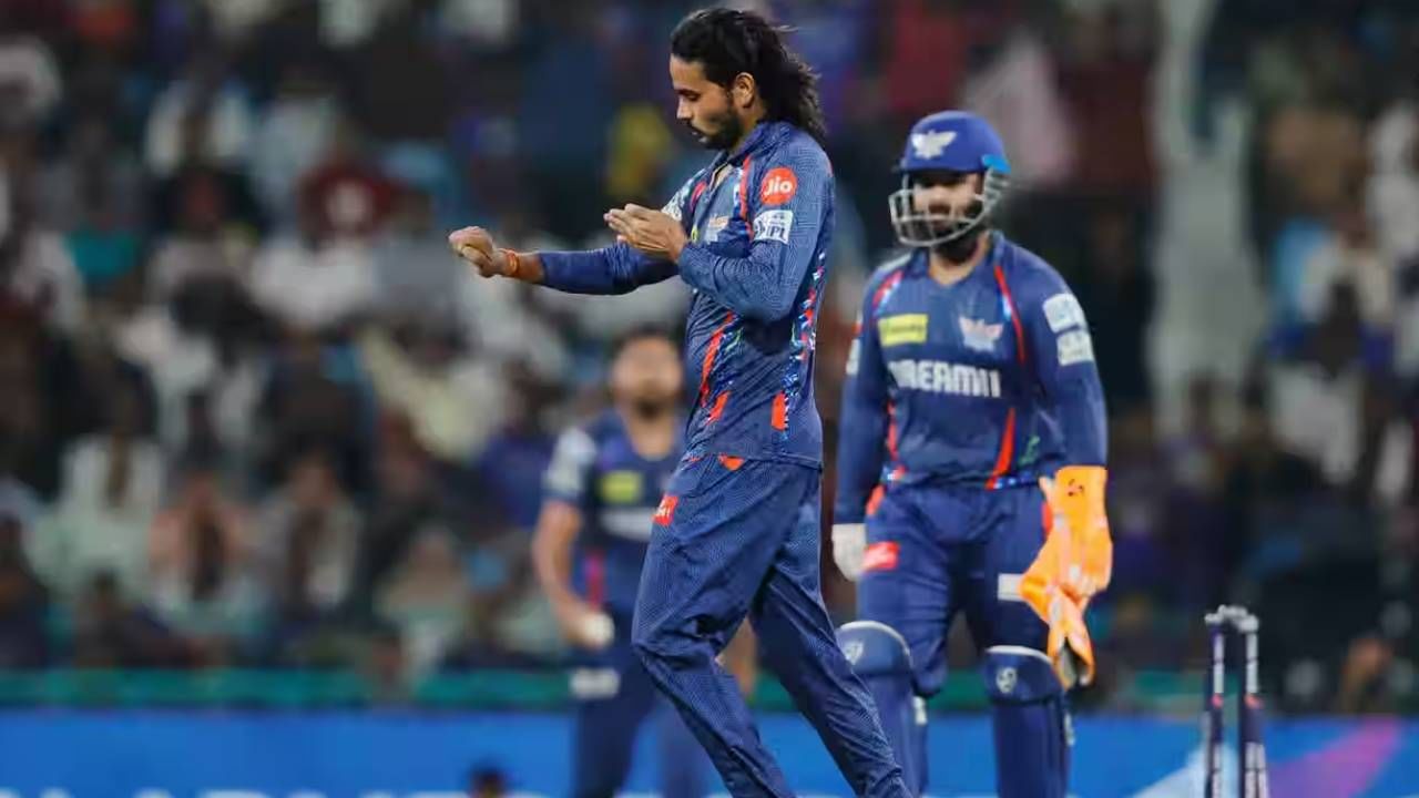 आयपीएलमध्ये आपल्या नोटबुक सेलिब्रेशनने लक्ष वेधून घेणारा दिग्वेश राठी पहिल्यांदाच आरसीबीचा सामना करणार आहे. गेल्या तीन सामन्यांमध्ये नोटबुक सेलिब्रेशन करताना गैरवर्तन केल्याने दिग्वेशला एका सामन्यासाठी निलंबित करण्यात आले होते. त्यामुळे गुजरात टायटन्सविरुद्धच्या सामन्यातून खेळला नव्हता. (फोटो- बीसीसीआय/आयपीएल)