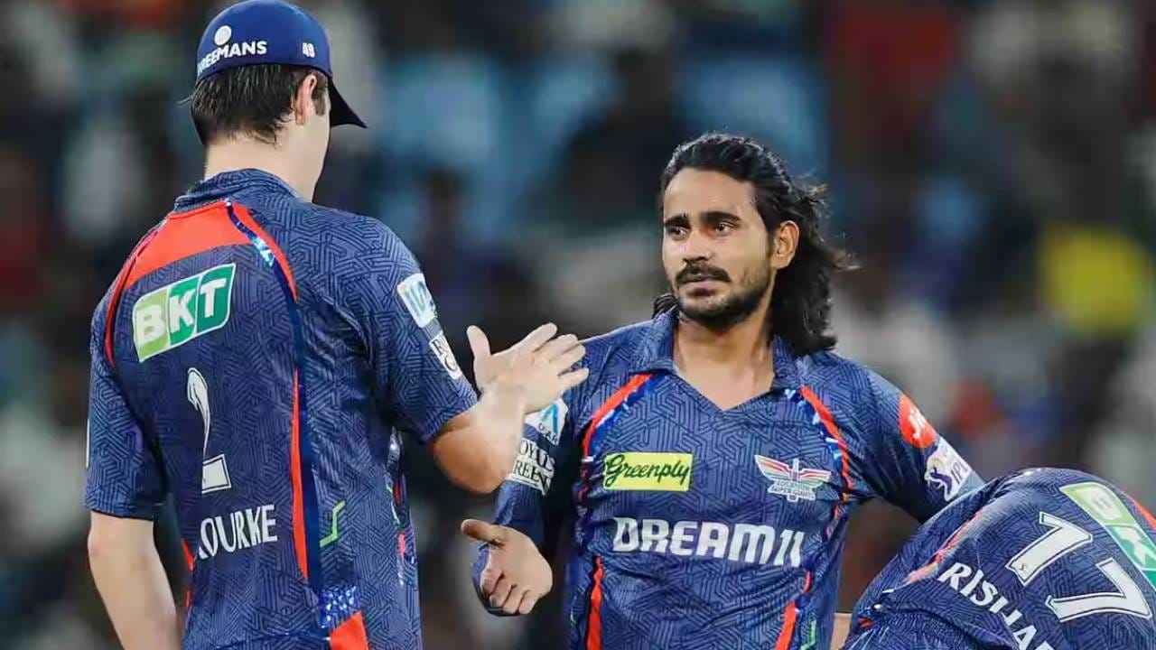 आयपीएल 2025 स्पर्धेतील 70वा सामना लखनौ सुपर जायंट्स आणि रॉयल चॅलेंजर्स बंगळुरु यांच्यात होत आहे. हा सामना टॉप 2 चं गणित सोडवणार आहे. दुसरीकडे,  लखनौ सुपर जायंट्सचा फिरकी गोलंदाज दिग्वेश राठी इंडियन प्रीमियर लीगच्या शेवटच्या सामन्यात खेळणे जवळजवळ निश्चित आहे. (फोटो- बीसीसीआय/आयपीएल)