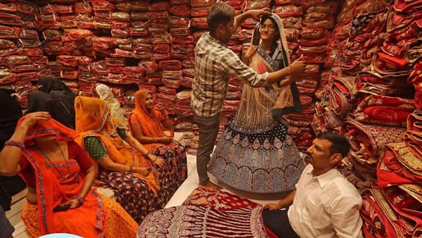 लग्नात भारी दिसायचं? फक्त लेहंगा आणि शेरवानी निवडताना या टिप्स फॉलो करा