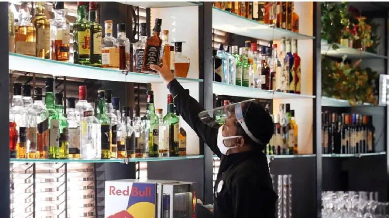 जास्त दरात दारू विकल्यावर तक्रार कशी करावी? जाणून घ्या कायदेशीर प्रक्रिया जास्त दरात दारू विकल्यावर तक्रार कशी करावी? जाणून घ्या कायदेशीर प्रक्रिया